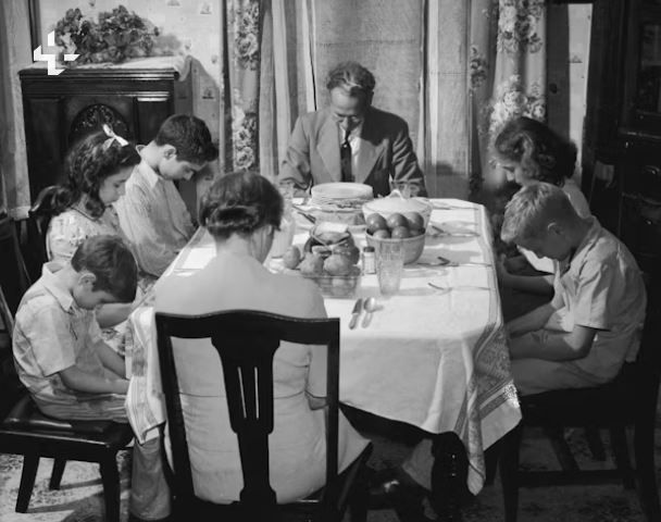 Building a Christ-Centered Home: The Power of Daily Family Prayer