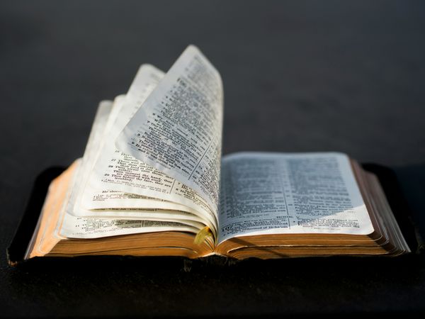 How to Lead People to Christ: 6 Bible Verses